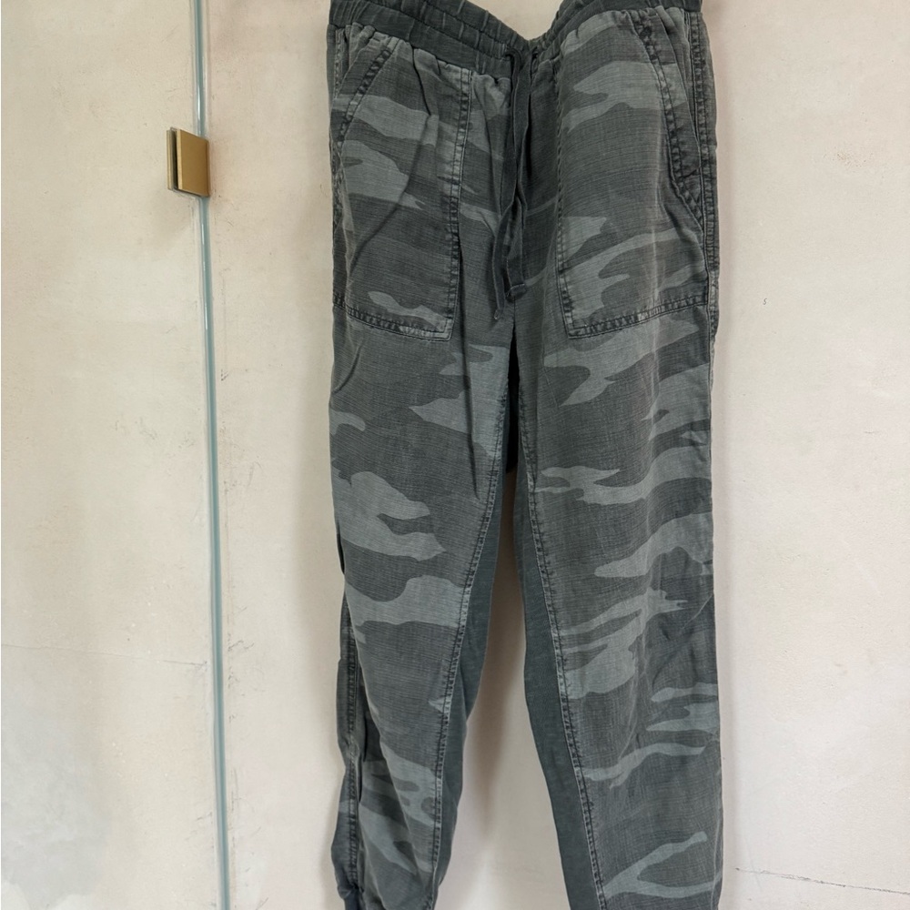 Splendid Gray/Green Cargo Pants with Camouflage Design